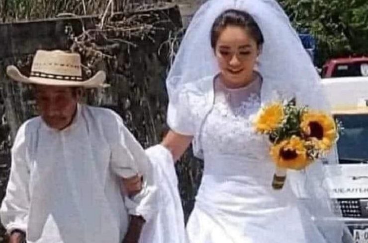 Abuelito acompaña a su nieta al altar, nieta orgullosa de su raíces
