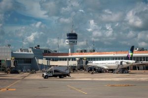 Grupo Aeroportuario del Sureste (ASUR) informó que, en el primer trimestre del año, la terminal aérea de Mérida alcanzó los 900 mil 233 pasajeros.