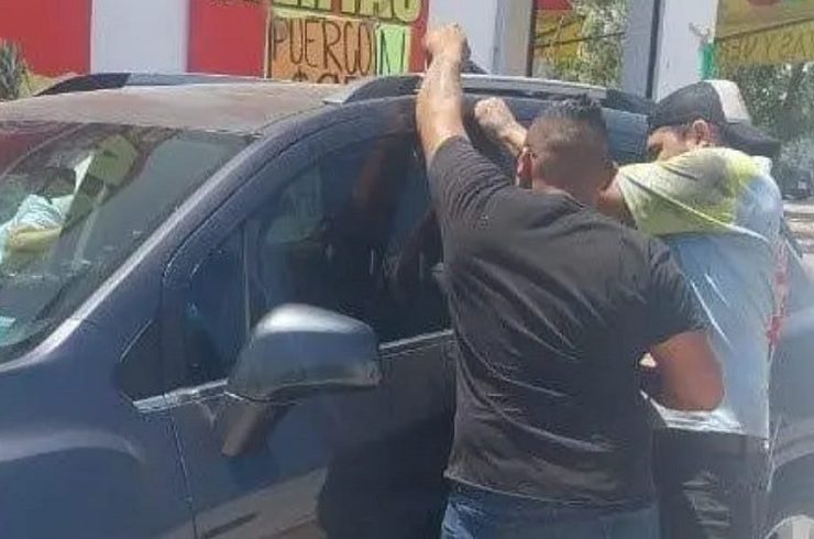 Bebé atrapado en un automóvil en Ciudad Caucel