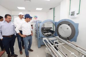 En el Centro de Salud con Servicios Ampliados de Progreso donde se instaló la nueva cámara hiperbárica, Vila Dosal verificó el funcionamiento de este novedoso equipo.