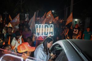 En la comisaría de Cepeda, en Halachó, la marea de gente hizo vibrar las calles que se iluminaron con el naranja, el color de la alegría.