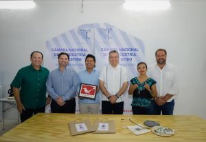 El Alcalde Alejandro Ruz Castro destacó la colaboración entre el Ayuntamiento y la Cámara Nacional de la Industria del Vestido, Delegación Yucatán (CANAIVE), en la creación de estrategias que impulsen la economía local.