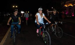 Cecilia Patrón se unió a la caravana de ciclistas que este sábado recorrieron el Paseo de Montejo en la Bici ruta nocturna en Mérida, como parte de sus actividades de campaña, para la Alcaldía.