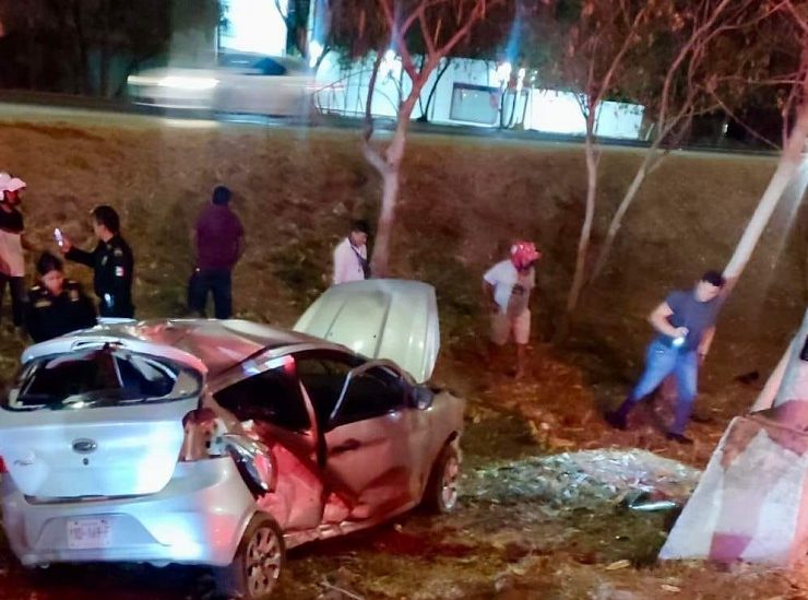 Joven herido y su madre fallece tras chocar por esquivar peatón en Periférico