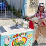 Un abuelito se disfraza del Chavo del 8 para vender sus paletas y alegrar a los niños