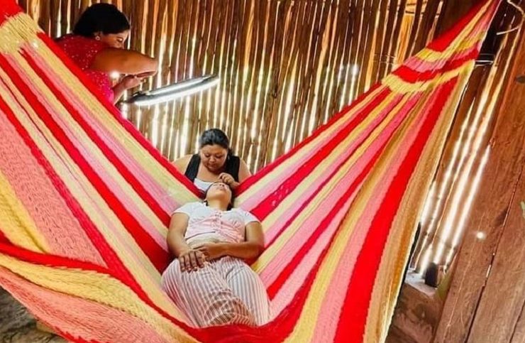 Emprendedora Revoluciona la Aplicación de Pestañas ¡Con una Hamaca!