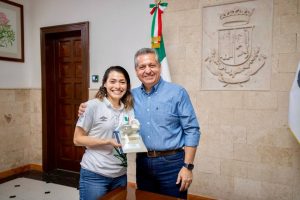 Alejandro Ruz Castro Alcalde de Mérida, se reunió con la paratleta Jessica García Quijano, próxima a participar en los Juegos Paralímpicos de Paris 2024.