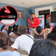 Durante una visita a vecinos de la colonia Emiliano Zapata Sur 1, el candidato de la coalición Fuerza y Corazón por México (PRI-PAN-PRD) a la diputación por ese distrito, señaló que sucesos y personas del pasado contribuyeron a socavar esa confianza en los políticos.