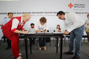 María Dolores Fritz Sierra, atestiguó la firma de convenio, donde el estado de Yucatán y la Cruz Roja Mexicana suman esfuerzos.