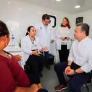 El Presidente Municipal recorrió la Feria de la Salud en la que saludó a las y los ciudadanos a quienes comentó que con acciones como esta se hace énfasis en el ahorro de los gastos de las familias, ya que todos los servicios son sin costo.