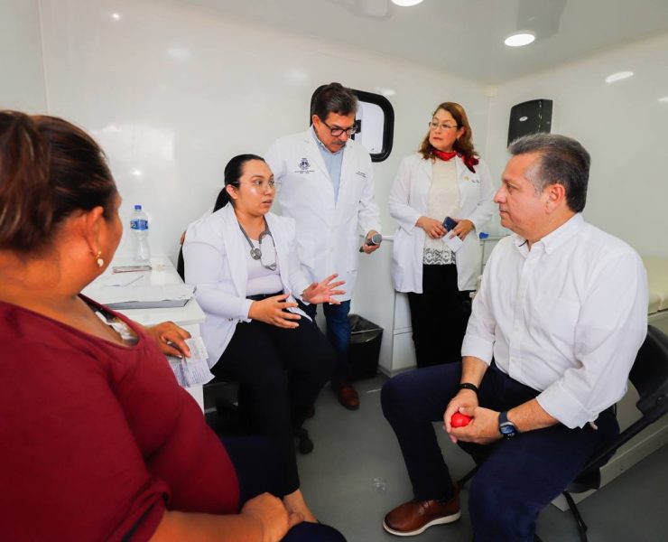 El Presidente Municipal recorrió la Feria de la Salud en la que saludó a las y los ciudadanos a quienes comentó que con acciones como esta se hace énfasis en el ahorro de los gastos de las familias, ya que todos los servicios son sin costo.