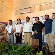 Homero Novelo Burgos, de la coalición Sigamos Haciendo Historia, integrada por Morena, PT y PVEM, y Alfredo Fernández Arceo, de la candidatura común PRI-PAN-PANAL, respondieron los cuestionamientos de los empresarios y firmaron el Compromiso por Valladolid con la Industria Gastronómica y Restaurantera.