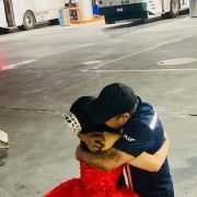 Joven quinceañera visita a su padre en el trabajo, después de no poder asistir a la fiesta