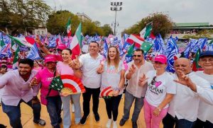 Durante la manifestación ``Marea rosa´´, en Paseo de Montejo en Yucatán, la candidata a Alcalde, les afirmo a los asistentes que unidos, defenderemos lo logrado en Mérida. 