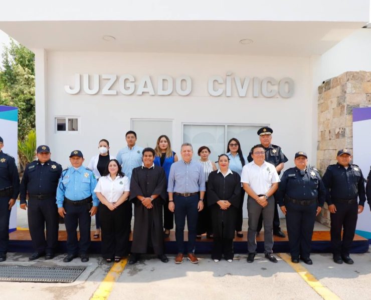 El Presidente Municipal, durante su recorrido por las instalaciones policiacas, destacó que Mérida no solo invierte en equipamiento de alta tecnología para mejorar las estrategias de seguridad pública, sino también trabaja en la profesionalización del sistema de justicia.