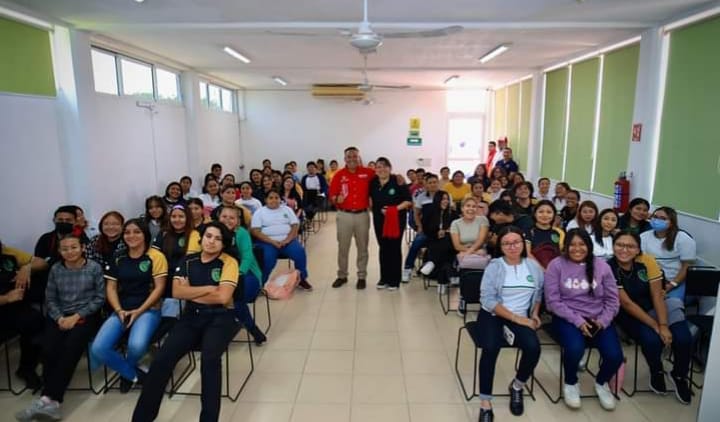 Sergio Vadillo llama a una labor conjunta para que los universitarios lleguen a sus metas