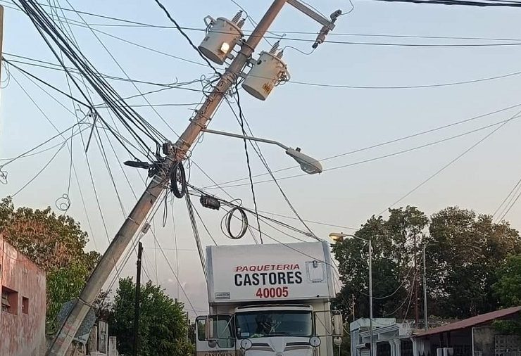 Tráilero deja sin luz a una colonia arrastro los cables y casi tira el poste