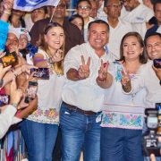 Xóchitl Gálvez también aseguró que en su administración, regresará el nuevo Seguro Popular y con la tarjeta Mi Salud los enfermos no volverán a comprar medicamentos y si las dependencias de salud no los atienden, se irán a un hospital privado y el gobierno lo tendrá que pagar.