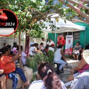 En la Jacinto Canek, Vadillo Lora escuchó quejas por problemas en las vialidades que están en mal estado e impiden el ágil tránsito de los vehículos.