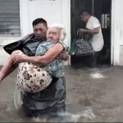 Rescatan a una abuelita en Tizimín su vivienda se inundo