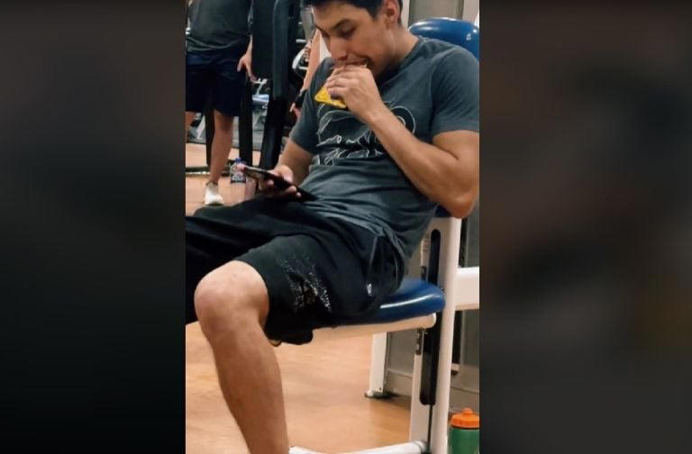 Un joven come comida para perro