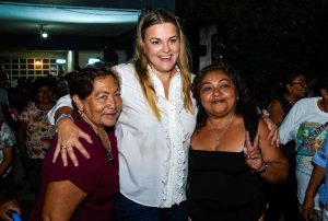 Cecilia tomó nota de solicitudes de los vecinos como atención a calles, limpieza de pozos, reportes de animales de la calle entre otros que se comprometió a ir canalizando para atender de manera oportuna.