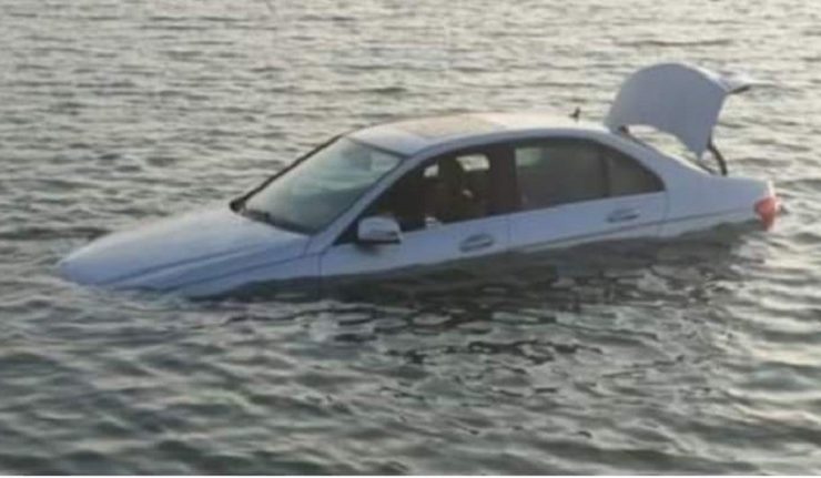 Automóvil cae en la Ciénega de Chelem