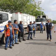 -La Secretaría de Salud de Yucatán (SSY) hizo un llamado a la población para que no saque colchones, materiales de construcción, ropa vieja, maleza, cartón, basura u otros objetos que puedan acumular agua y convertirse en criaderos de mosquitos. -Las labores de descacharrización se llevarán a cabo este sábado en colonias y comisarías del sur de Mérida, y mañana domingo en el norte de la ciudad. Con la participación de 1,943 personas, 81 vehículos operativos y 340 volquetes para trasladar los recipientes que acumulan agua al relleno sanitario, comenzó este sábado la campaña de descacharrización en Mérida y sus comisarías. De igual manera, pidió a la población tener en consideración que las actividades concluyen a las 15:00 horas Esta iniciativa tiene como objetivo prevenir la proliferación de mosquitos transmisores de enfermedades como el dengue, zika y chikungunya entre la población. Comienza la Campaña de Descacharrización El director de Prevención y Protección de la Salud de la Secretaría de Salud del Estado (SSY), Carlos Isaac Hernández Fuentes, supervisó los camiones que se estarán usando para realizar estas labores. Qué hoy inician en la zona sur de la ciudad, y las cuales abarcarán 263 colonias, 230,720 viviendas, 44 comisarías y colonias aledañas a la periferia de la capital, con una cobertura de 11,536 hectáreas y en beneficio de un millón 370 mil habitantes. Acompañado del director de Salud y Bienestar Social de Ayuntamiento de Mérida, Ildefonso Machado Domínguez, Hernández Fuentes hizo un llamado a la población. Para que en esta jornada eviten sacar colchones, material de construcción, ropa vieja, maleza, cartón, basura o cualquier otro objeto que no sea un cacharro, es decir, que pueda acumular agua y convertirse en un criadero de moscos. Las labores de descacharrización se llevarán a cabo este sábado en colonias y comisarías del sur de Mérida, y mañana domingo en el norte de la ciudad Al sacar objetos como estos, se está ocupando espacio valioso en los camiones que podría utilizarse para transportar los elementos verdaderamente perjudiciales para la salud pública, indicó. No obstante destacó el funcionario se deben eliminar cacharros tales como: botellas, latas, llantas, cubetas, envases y diversos recipientes que son utilizados por los mosquitos como reservorios. De igual manera, pidió a la población tener en consideración que las actividades concluyen a las 15:00 horas Por lo que recomendó evitar seguir sacando objetos después de la hora de conclusión para no ocasionar molestias sanitarias a sus vecinos. Olivia Quintal, quien sacó sus botellas y contenedores de su casa, hizo un llamado a sus vecinos para que se sumen a esta campaña que es de gran beneficio, sobre todo, en estas temporadas de lluvia. "Hace dos años toda mi familia se contagió de dengue, es algo que no le deseo a nadie, yo siempre trato de mantener limpia mi casa, pero se trata de que lo hagamos todos, no solo yo, por eso, estas acciones son de mucho beneficio para nosotros y hay que aprovecharlas", aseguró. Con la participación de 1,943 personas, 81 vehículos operativos y 340 volquetes El director de Prevención y Protección de la Salud recordó que la campaña de descacharrización forma parte de una serie de acciones preventivas contra el insecto, adicionalmente, cada semana, a través del departamento de control de Vectores. Y con el apoyo de vehículos con maquinaria se ejecuta un plan de nebulización térmica y de control larvario en las colonias de la capital yucateca y en municipios del interior del estado. Este domingo 23 la labores de descacharrización se realizarán en colonias del norte de Mérida.