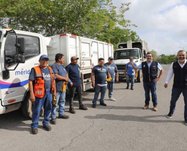 -La Secretaría de Salud de Yucatán (SSY) hizo un llamado a la población para que no saque colchones, materiales de construcción, ropa vieja, maleza, cartón, basura u otros objetos que puedan acumular agua y convertirse en criaderos de mosquitos. -Las labores de descacharrización se llevarán a cabo este sábado en colonias y comisarías del sur de Mérida, y mañana domingo en el norte de la ciudad. Con la participación de 1,943 personas, 81 vehículos operativos y 340 volquetes para trasladar los recipientes que acumulan agua al relleno sanitario, comenzó este sábado la campaña de descacharrización en Mérida y sus comisarías. De igual manera, pidió a la población tener en consideración que las actividades concluyen a las 15:00 horas Esta iniciativa tiene como objetivo prevenir la proliferación de mosquitos transmisores de enfermedades como el dengue, zika y chikungunya entre la población. Comienza la Campaña de Descacharrización El director de Prevención y Protección de la Salud de la Secretaría de Salud del Estado (SSY), Carlos Isaac Hernández Fuentes, supervisó los camiones que se estarán usando para realizar estas labores. Qué hoy inician en la zona sur de la ciudad, y las cuales abarcarán 263 colonias, 230,720 viviendas, 44 comisarías y colonias aledañas a la periferia de la capital, con una cobertura de 11,536 hectáreas y en beneficio de un millón 370 mil habitantes. Acompañado del director de Salud y Bienestar Social de Ayuntamiento de Mérida, Ildefonso Machado Domínguez, Hernández Fuentes hizo un llamado a la población. Para que en esta jornada eviten sacar colchones, material de construcción, ropa vieja, maleza, cartón, basura o cualquier otro objeto que no sea un cacharro, es decir, que pueda acumular agua y convertirse en un criadero de moscos. Las labores de descacharrización se llevarán a cabo este sábado en colonias y comisarías del sur de Mérida, y mañana domingo en el norte de la ciudad Al sacar objetos como estos, se está ocupando espacio valioso en los camiones que podría utilizarse para transportar los elementos verdaderamente perjudiciales para la salud pública, indicó. No obstante destacó el funcionario se deben eliminar cacharros tales como: botellas, latas, llantas, cubetas, envases y diversos recipientes que son utilizados por los mosquitos como reservorios. De igual manera, pidió a la población tener en consideración que las actividades concluyen a las 15:00 horas Por lo que recomendó evitar seguir sacando objetos después de la hora de conclusión para no ocasionar molestias sanitarias a sus vecinos. Olivia Quintal, quien sacó sus botellas y contenedores de su casa, hizo un llamado a sus vecinos para que se sumen a esta campaña que es de gran beneficio, sobre todo, en estas temporadas de lluvia. "Hace dos años toda mi familia se contagió de dengue, es algo que no le deseo a nadie, yo siempre trato de mantener limpia mi casa, pero se trata de que lo hagamos todos, no solo yo, por eso, estas acciones son de mucho beneficio para nosotros y hay que aprovecharlas", aseguró. Con la participación de 1,943 personas, 81 vehículos operativos y 340 volquetes El director de Prevención y Protección de la Salud recordó que la campaña de descacharrización forma parte de una serie de acciones preventivas contra el insecto, adicionalmente, cada semana, a través del departamento de control de Vectores. Y con el apoyo de vehículos con maquinaria se ejecuta un plan de nebulización térmica y de control larvario en las colonias de la capital yucateca y en municipios del interior del estado. Este domingo 23 la labores de descacharrización se realizarán en colonias del norte de Mérida.