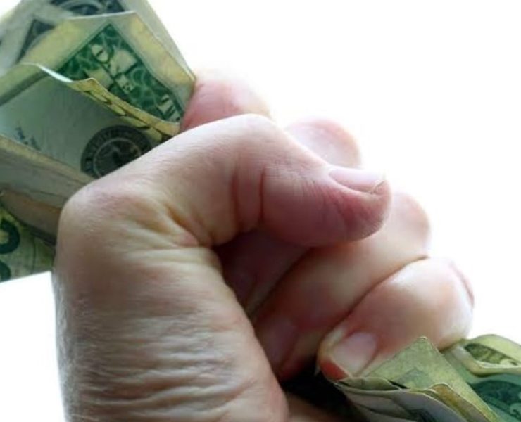 ORACIÓN ¡Por amor al dinero somos capaces de vender nuestra propia dignidad!