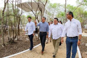 En la entrega de la construcción del parque "Los Héroes", ubicado en la calle 127 entre 166 y 168 del fraccionamiento Los Héroes, Ruz Castro reconoció el esfuerzo de las y los vecinos, quienes con su apoyo y unión realizaron un gran cambio en este espacio.