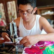 Un oficio tradicional: Joven yucateco confecciona y borda blusas a mano