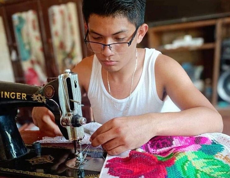 Un oficio tradicional: Joven yucateco confecciona y borda blusas a mano
