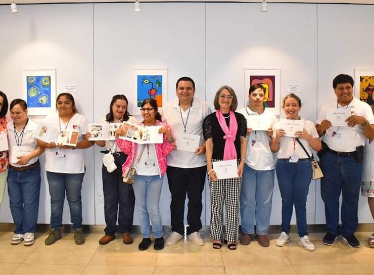 Jóvenes con discapacidad intelectual exponen 32 pinturas en el Aeropuerto de Mérida