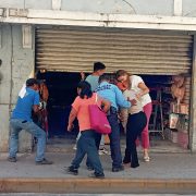 La candidata electa a Presidenta Municipal, ayudó a levantarse a una mujer, que tuvo una caída al piso, luego de que se le rompiera su tacón.