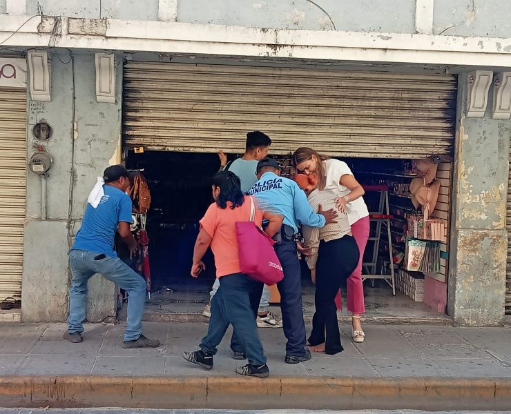 La candidata electa a Presidenta Municipal, ayudó a levantarse a una mujer, que tuvo una caída al piso, luego de que se le rompiera su tacón.