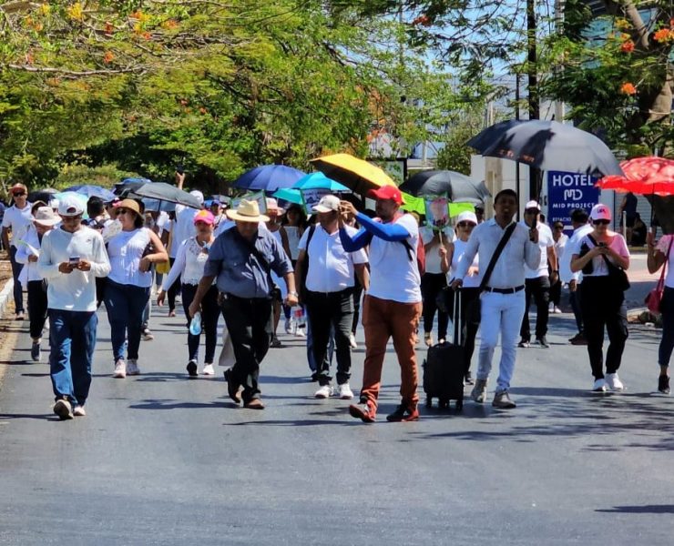 Maestros de la Sección 33 del SNTE marchan rumbo al aeropuerto de Mérida