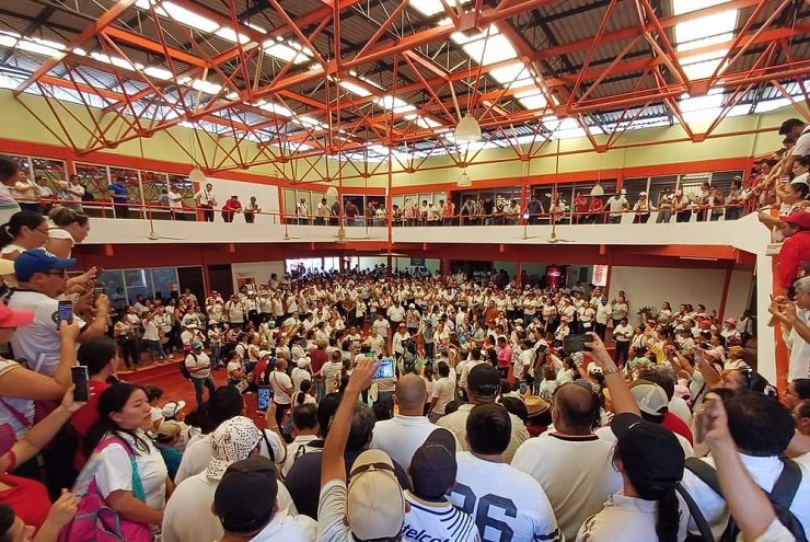 Maestros y maestras de la sección 33 del SNTE, tomaron el local e hicieron huir al dirigente estatal