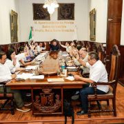 En Sesión Ordinaria de Cabildo del Ayuntamiento de Mérida, efectuada este viernes en el salón "Rosa Torre González", el cuerpo edilicio autorizó la convocatoria y bases para la licitación pública para la adquisición de nuevas luminarias.