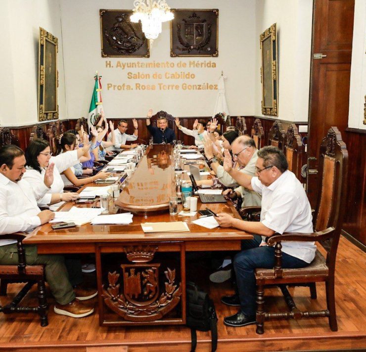 En Sesión Ordinaria de Cabildo del Ayuntamiento de Mérida, efectuada este viernes en el salón "Rosa Torre González", el cuerpo edilicio autorizó la convocatoria y bases para la licitación pública para la adquisición de nuevas luminarias.