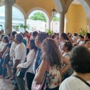 Unos dos mil maestros se congregaron en la delegación de la Secretaría de Educación Pública (SEP) de Mérida.