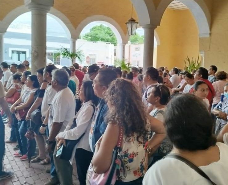 Unos dos mil maestros se congregaron en la delegación de la Secretaría de Educación Pública (SEP) de Mérida.