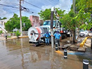 El Ayuntamiento ha fortalecido la coordinación con la Dirección de Servicios Públicos Municipales en la atención y mantenimiento de toda la infraestructura hidráulica de la ciudad, para que el drenaje de las calles se realice en el menor tiempo posible.