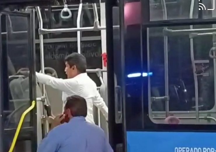 Valiente operador del Va y Ven defiende a mujeres que estaban siendo acosadas