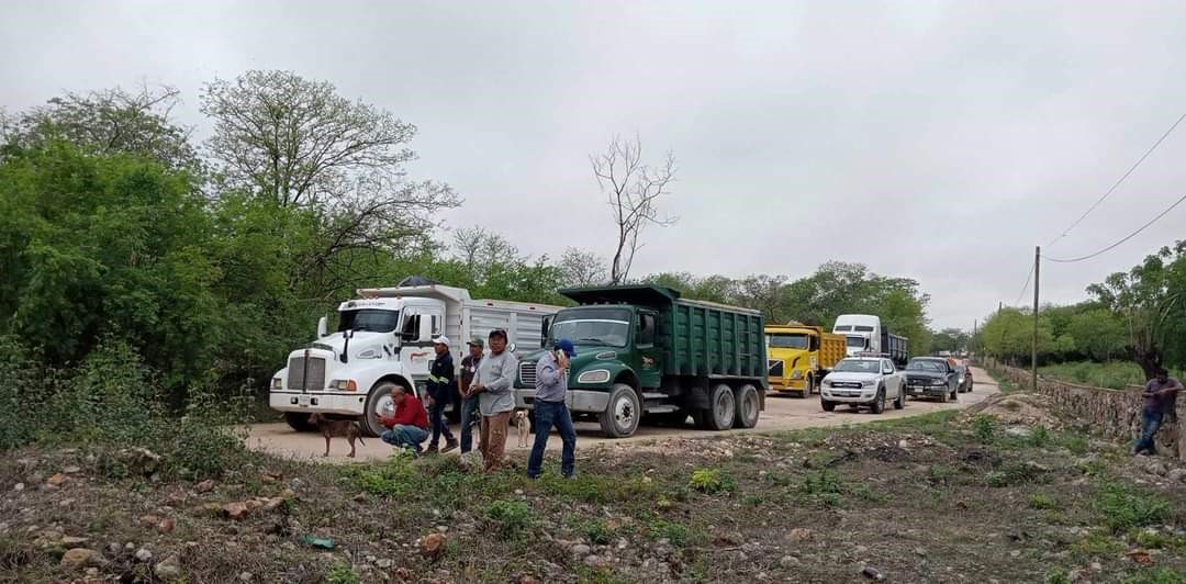 La situación ha llevado a los vecinos a bloquear la carretera como último recurso para llamar la atención sobre su problema