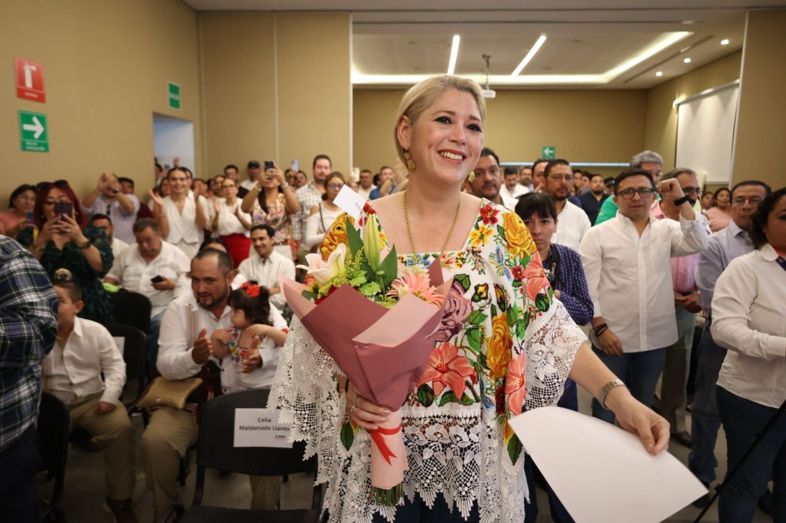 Verónica Camino Farjat recibe su constancia; refrenda su amor, respeto y compromiso de trabajar por Yucatán