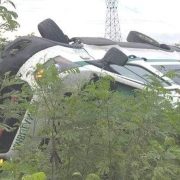 Vuelca ambulancia del IMSS