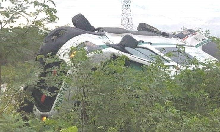 Vuelca ambulancia del IMSS