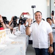 Renán Barrera Emite su Voto