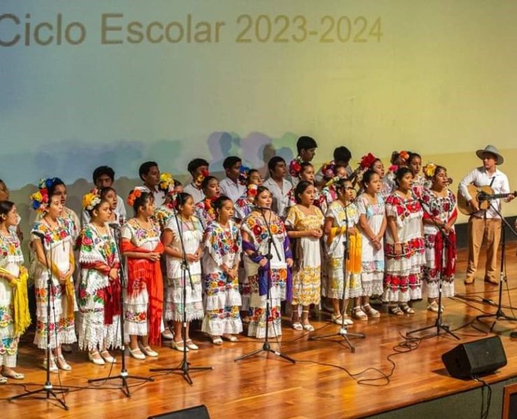 Estudiantes y docentes celebran la Trova Yucateca
